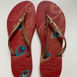HAVAIANAS SLIM PEACOCK RED WITH CHARM NWOT